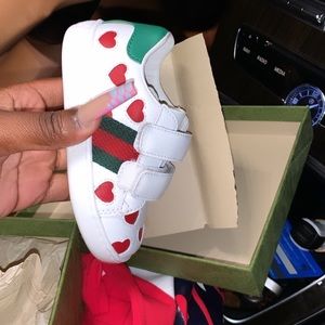 My Daughter Gucci Sneakers It’s For A 1-2 Year , Comes With Shoes Box .